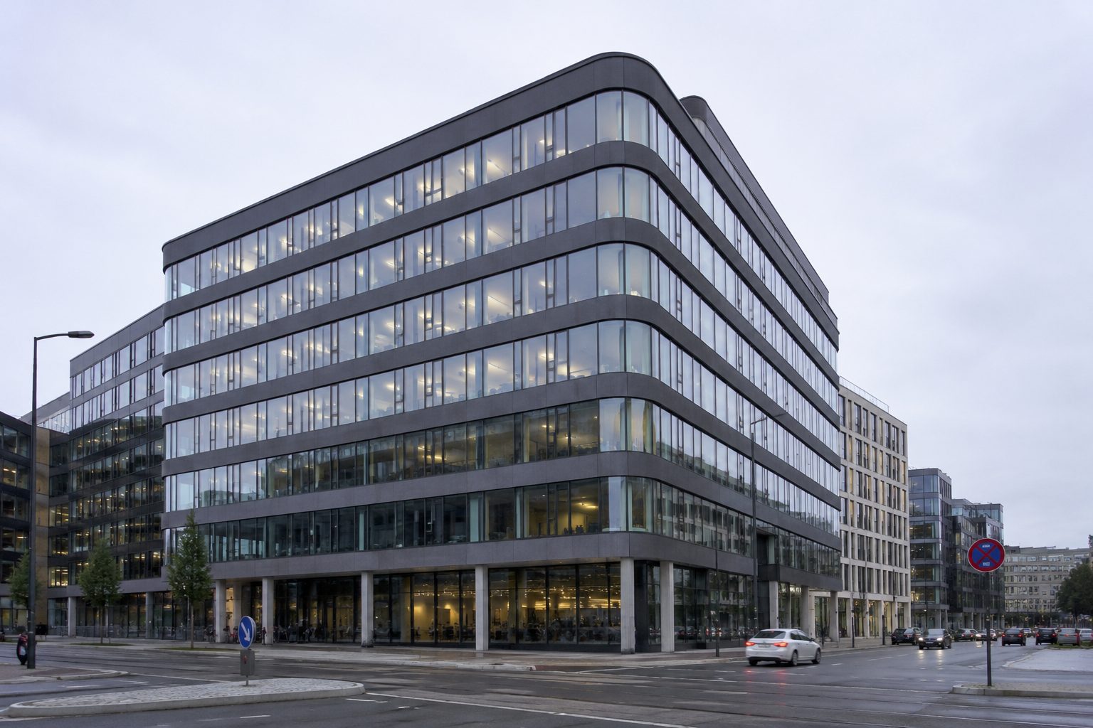 Moderne næringsbygg i glass og stål i Oslo