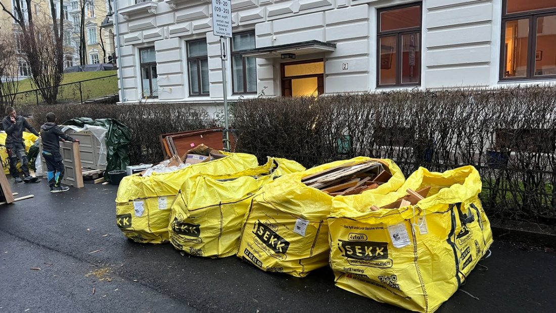 Avfall pakket i ISEKK-sekker for bortkjøring