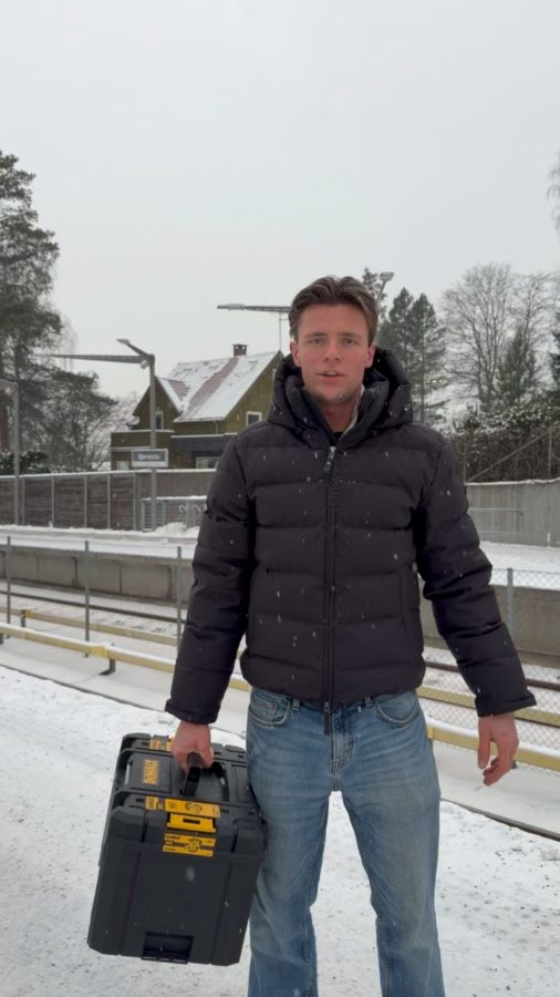 Vinterjobb med verktøy i snø